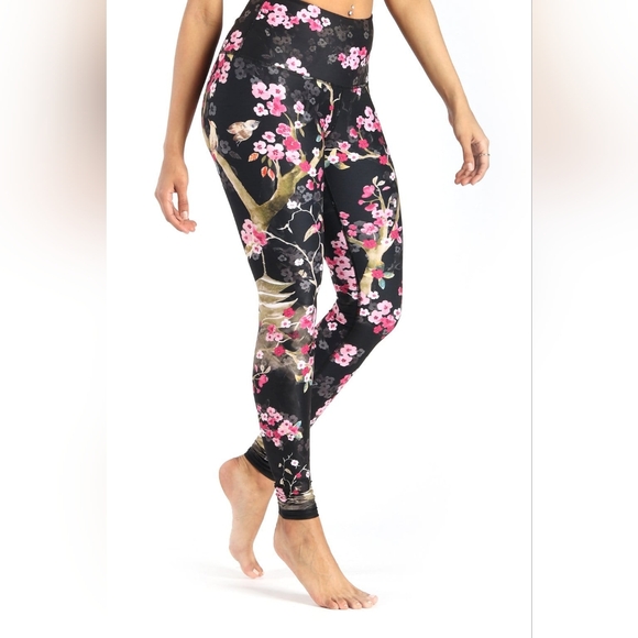 Yoga Democracy Leggings in Cherry Bloomin - Picture 4 of 7